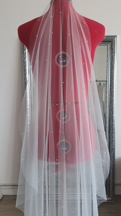 Pearl veil with small pearls