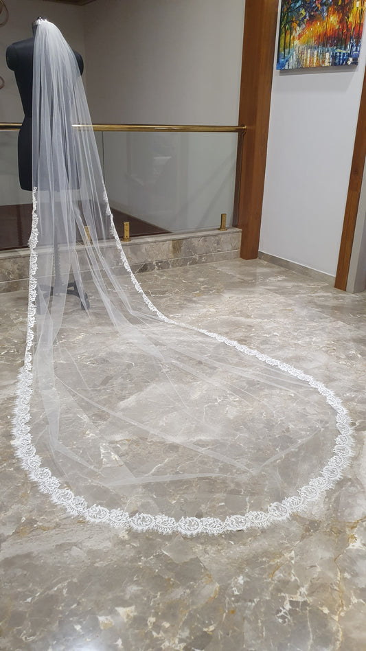 Chantily lace wedding veil 1 tier